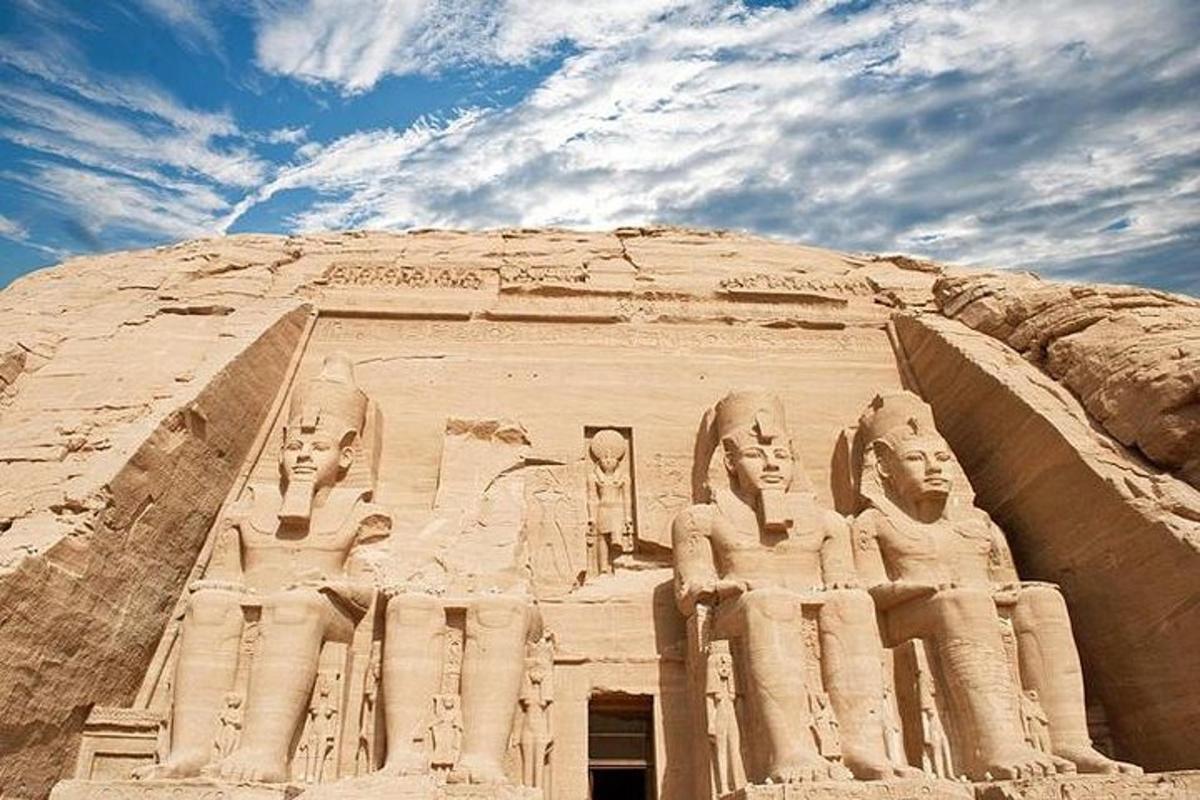 un edificio con tre statue ai lati