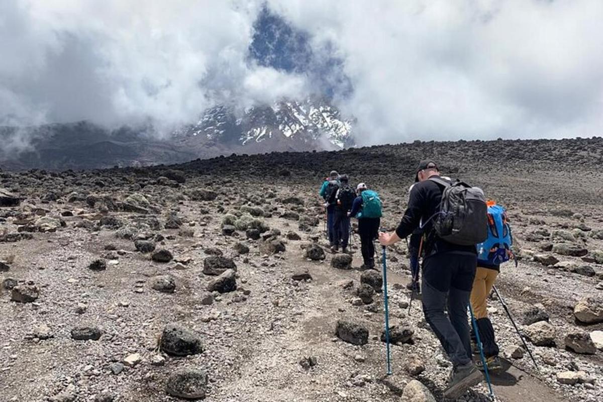 un gruppo di persone che cammina su una montagna rocciosa