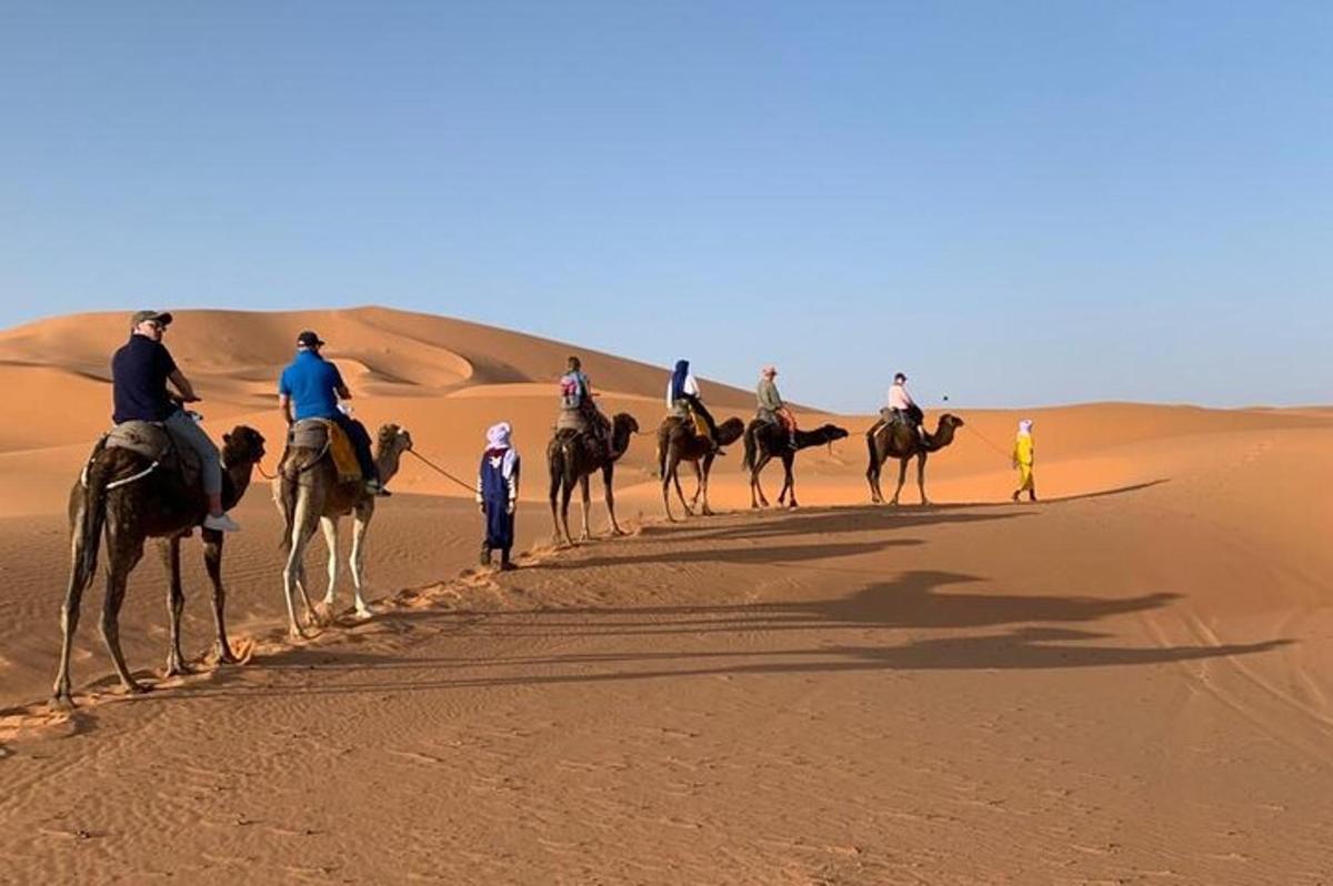 eine Gruppe von Menschen reitet in der Wüste