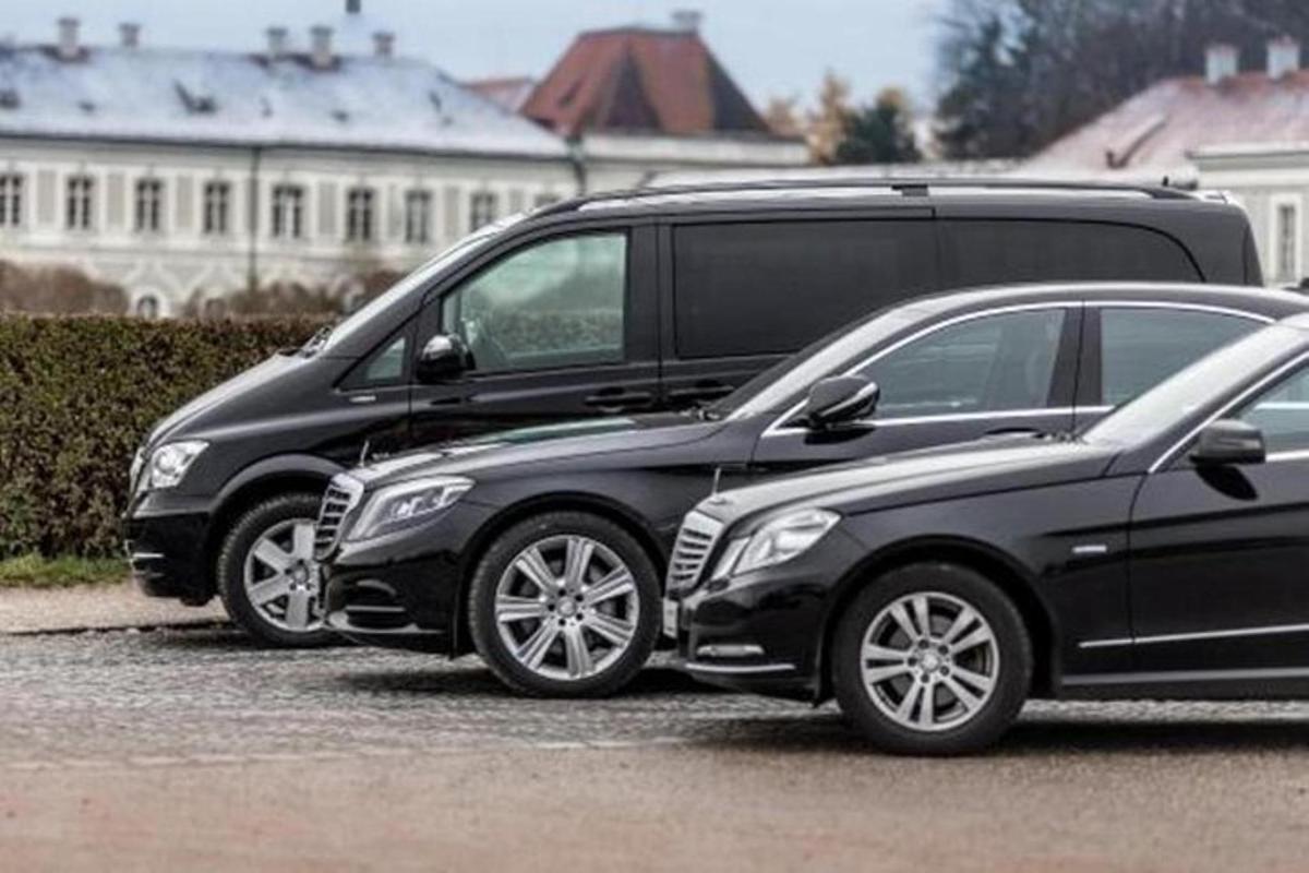 Dos coches negros aparcados uno al lado del otro