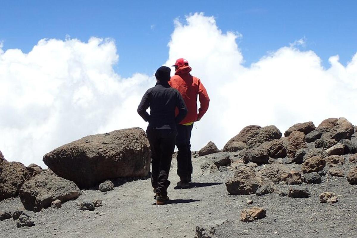 due persone in piedi sulla cima di una montagna
