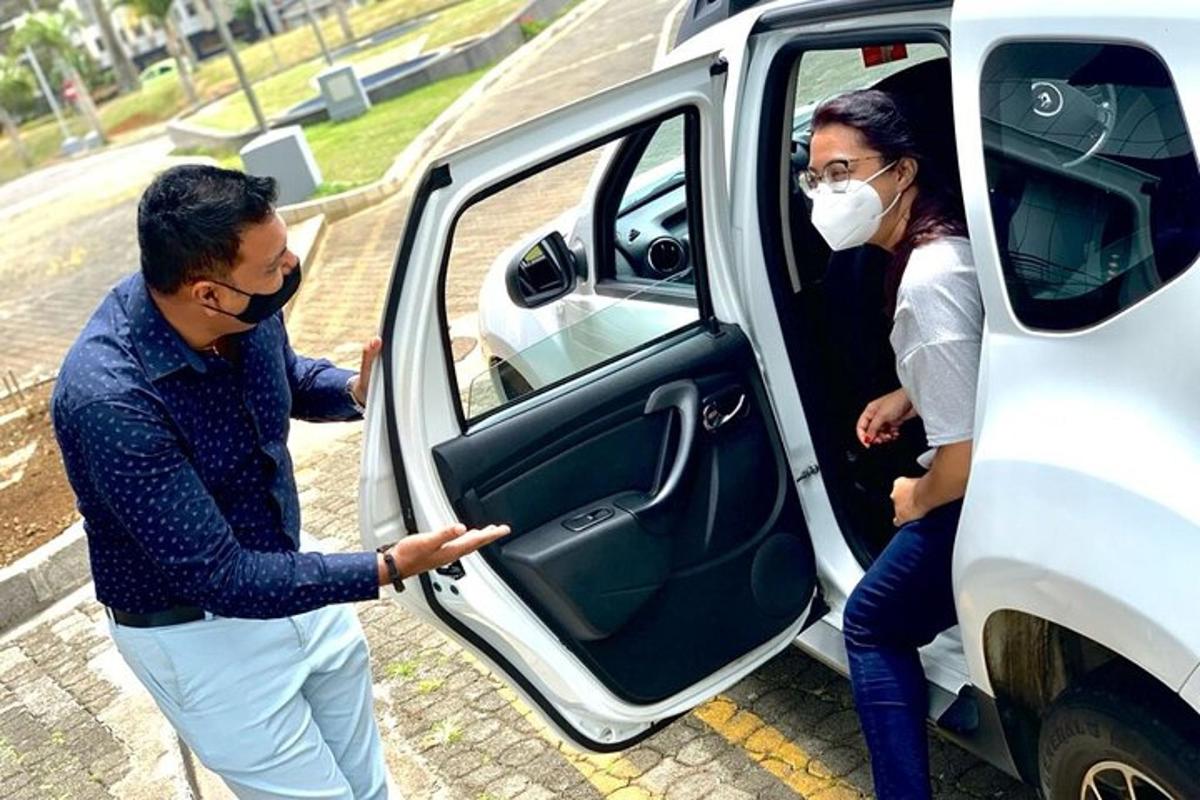 maske kandvad mees ja naine autost väljumas