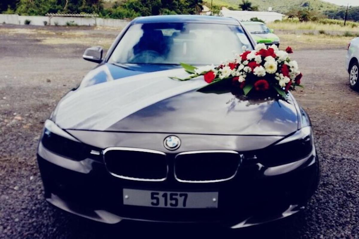 ένα αυτοκίνητο bmw με μια σύνθεση λουλουδιών στο καπό