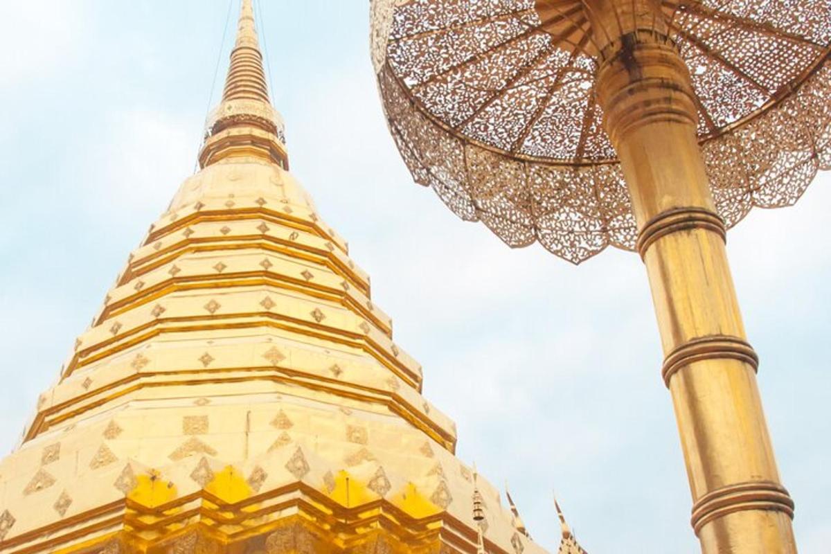 pagoda s deštníkem na vrcholu