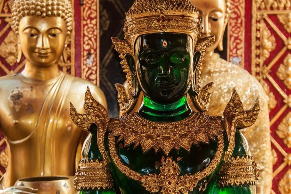 auksinė ir žalia vaza šalia statulos