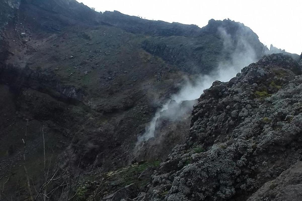 tanaw ng bundok na may lumalabas na usok dito