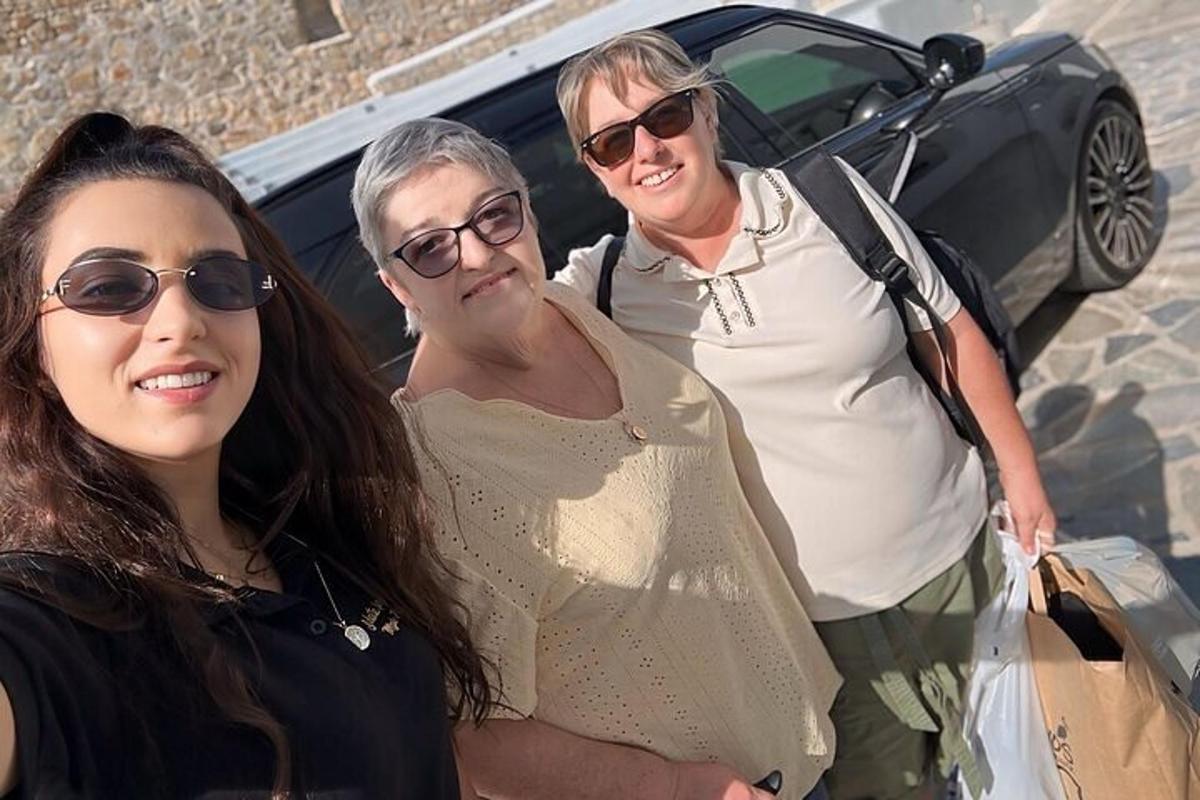 kolme naise grupp seisab auto kõrval
