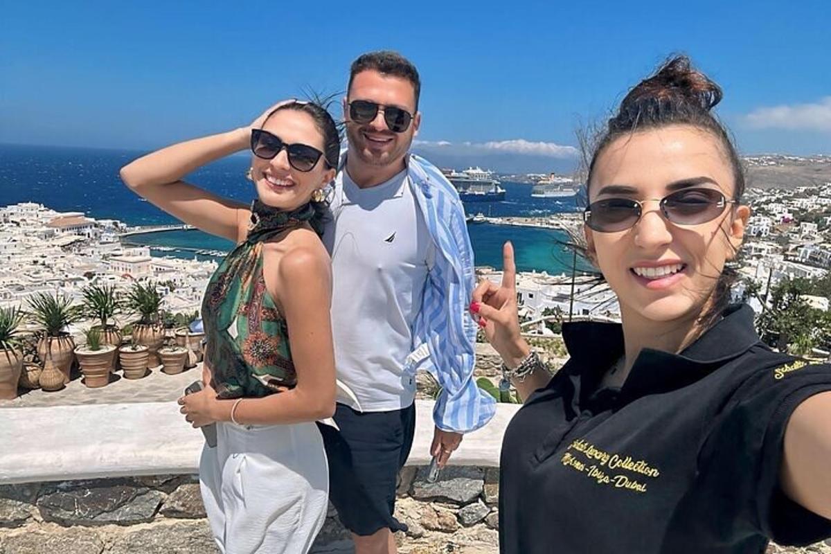 mees ja kaks naist poseerivad pildi jaoks