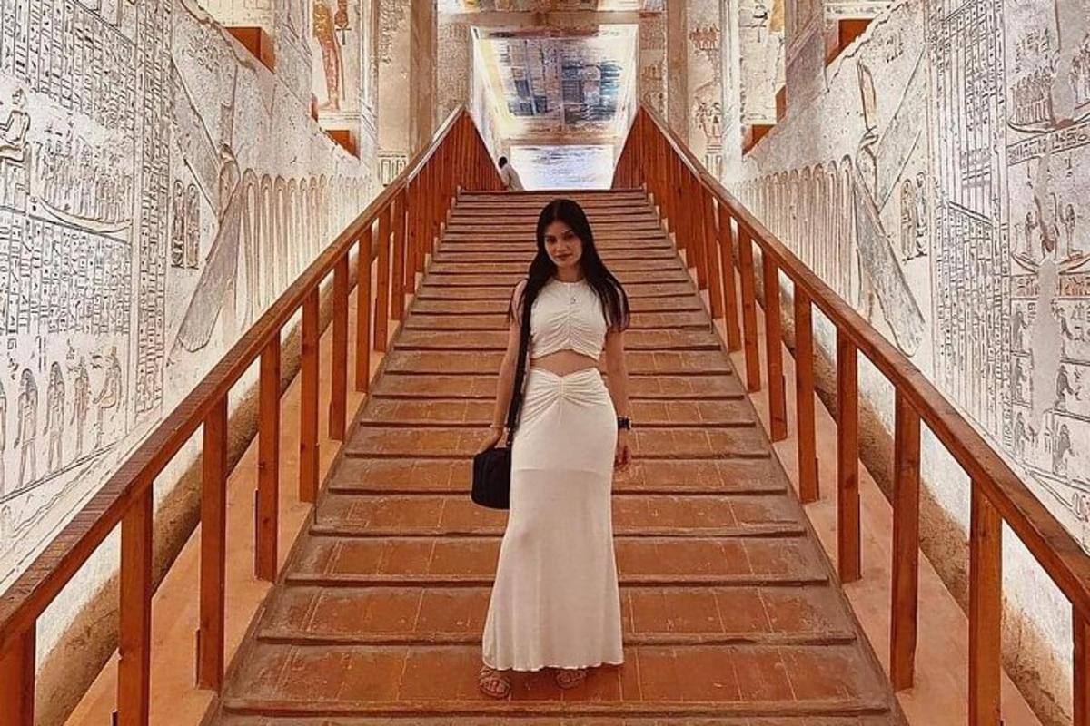 una donna in abito bianco che scende le scale