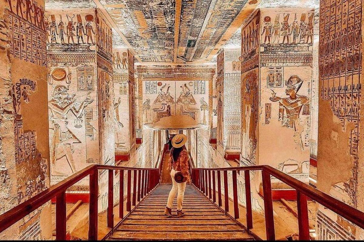 una persona in piedi su una scala in una stanza con dei dipinti