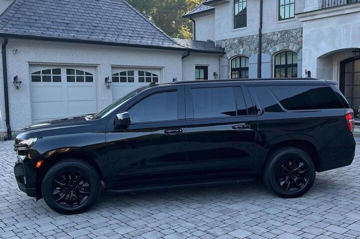 집 앞에 주차된 검은색 SUV