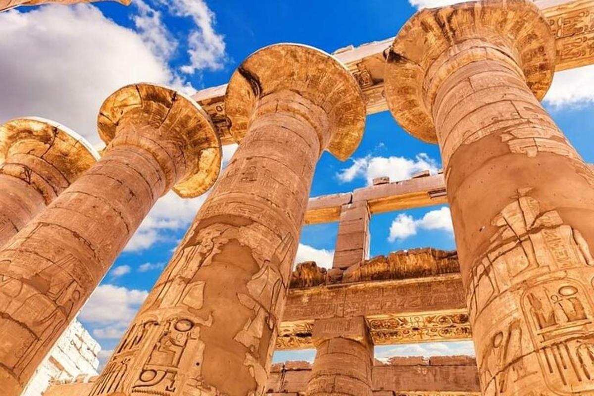 tàn tích cổ đại của đền Parthenon ở Athens với bầu trời xanh