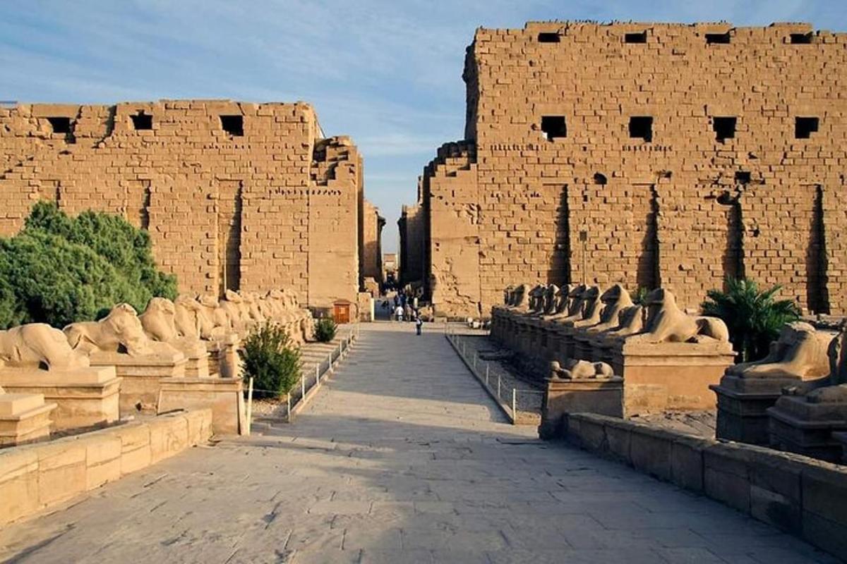 un edifici amb un munt d'estàtues al davant