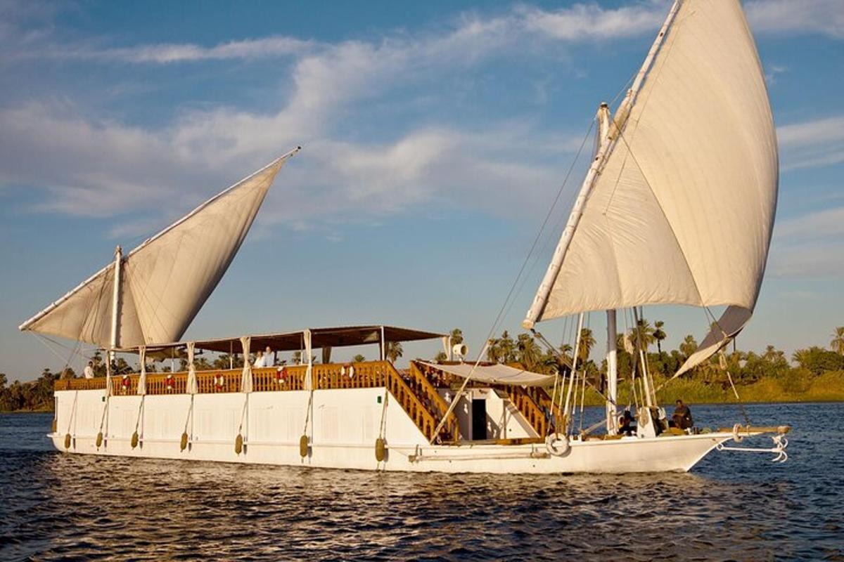 um barco branco com velas na água
