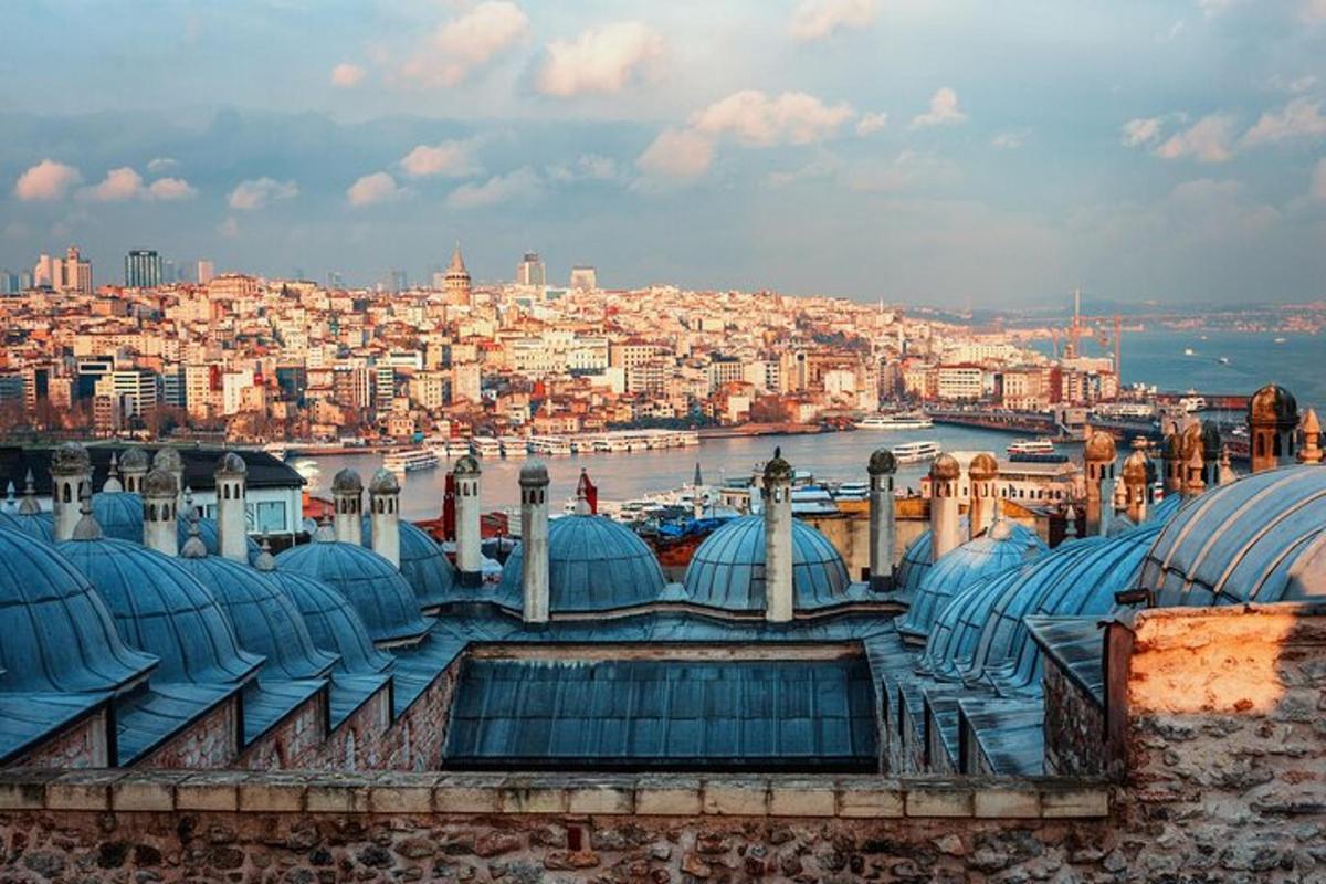 una vista di una città dal tetto di un edificio