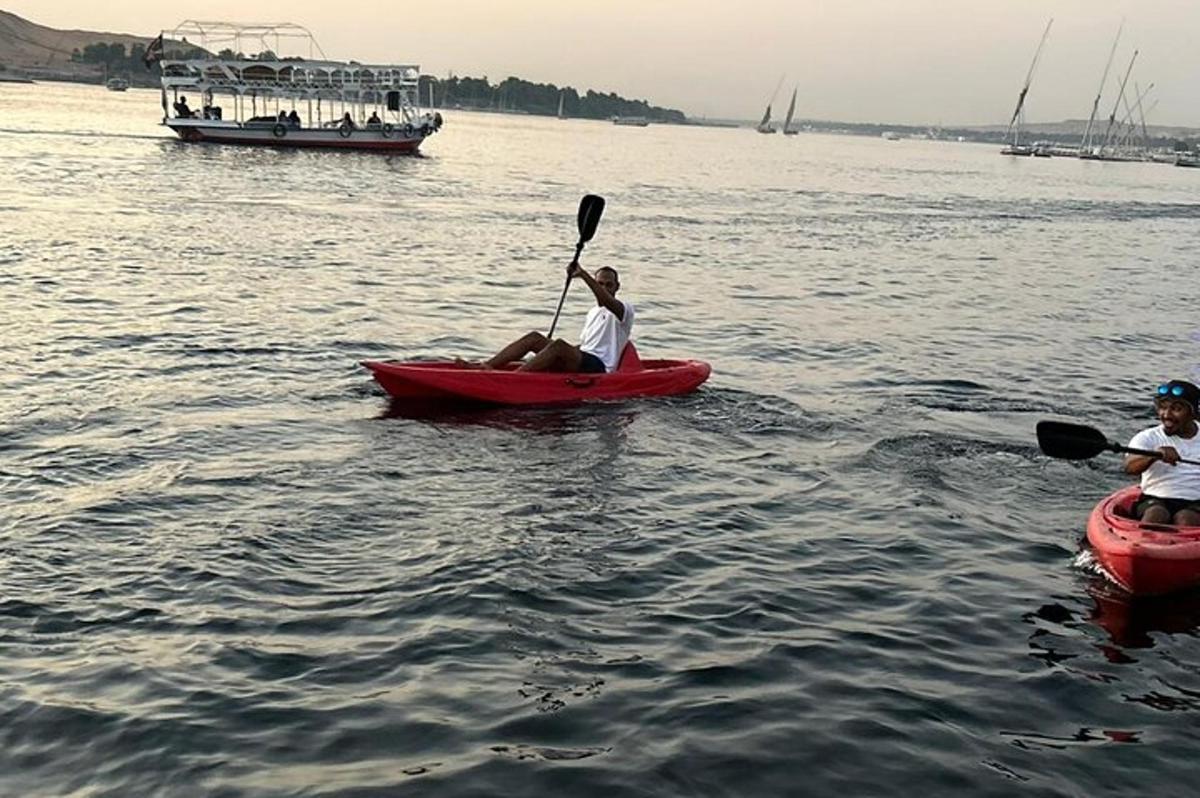 due persone in kayak sull'acqua con una barca