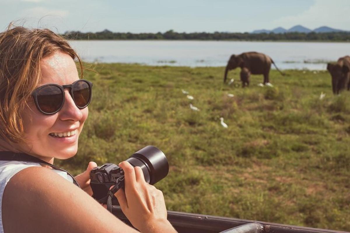 seorang wanita mengambil gambar gajah dengan kamera
