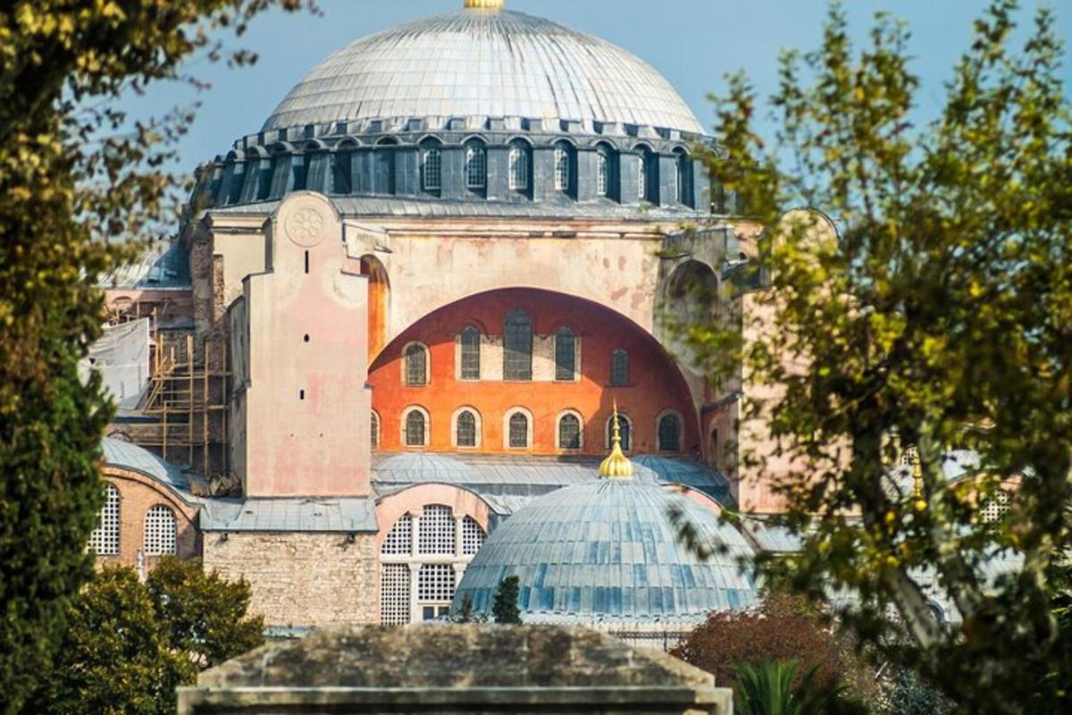 un grande edificio con delle cupole in cima