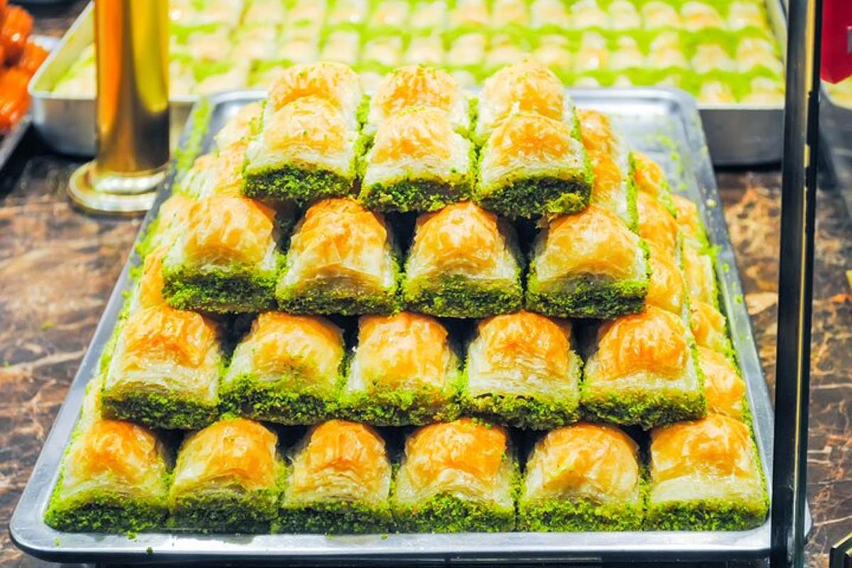 egy tálca brokkolikenyeret az asztalon