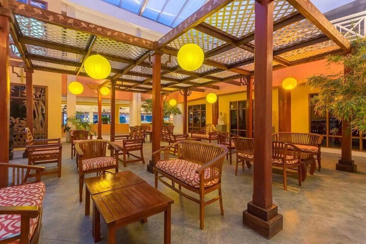 sebuah restoran dengan kerusi kayu dan meja serta lampu