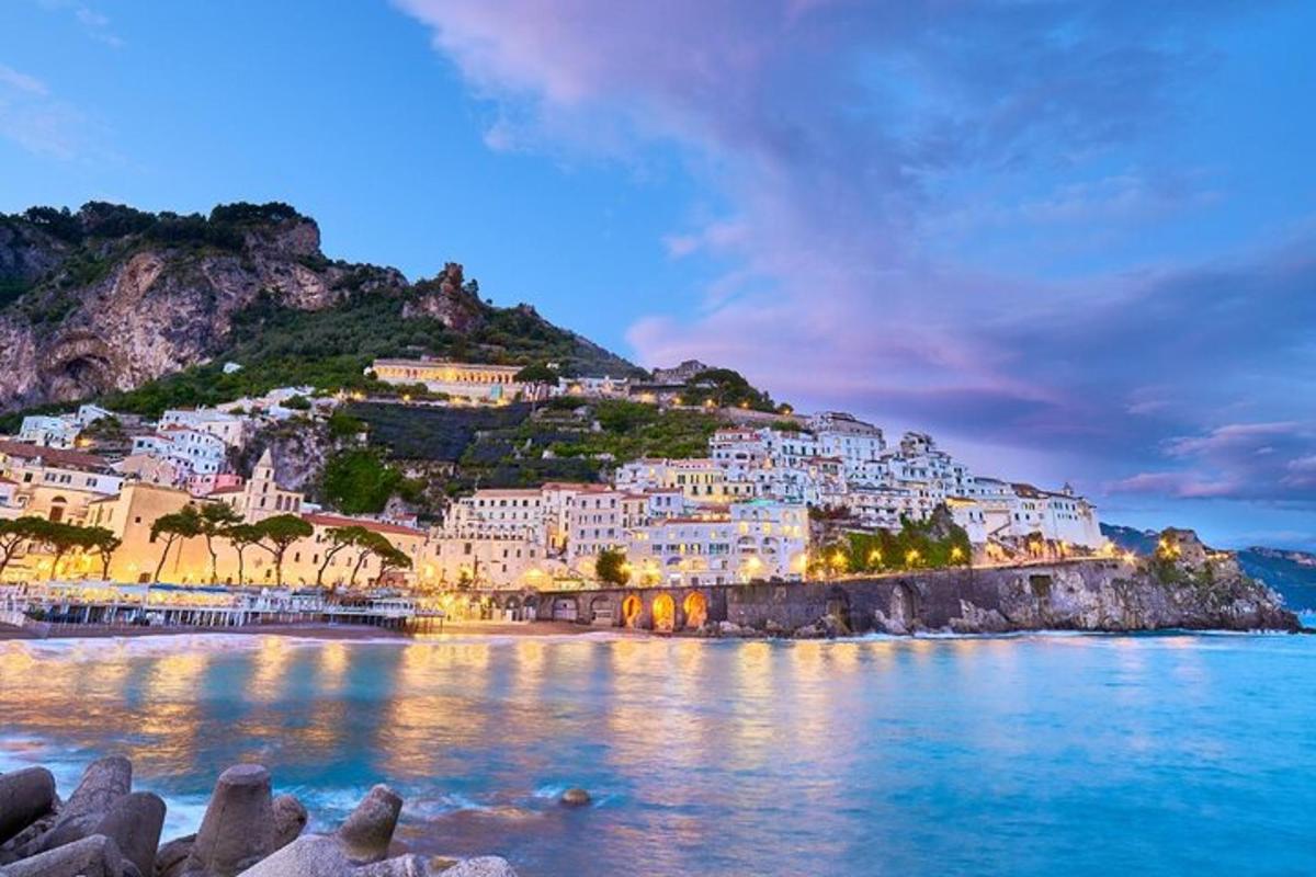 Una vista de Positano en la costa de Amalfi por la noche