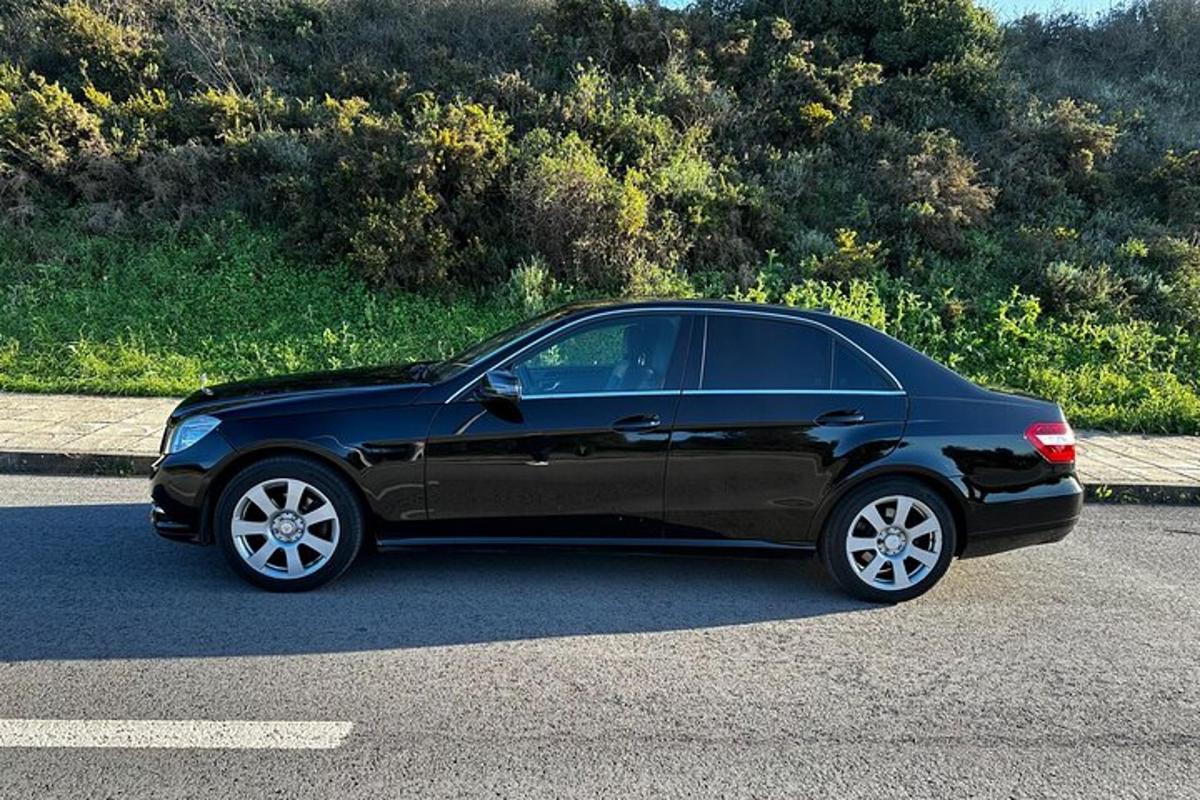un'auto nera è parcheggiata sulla strada