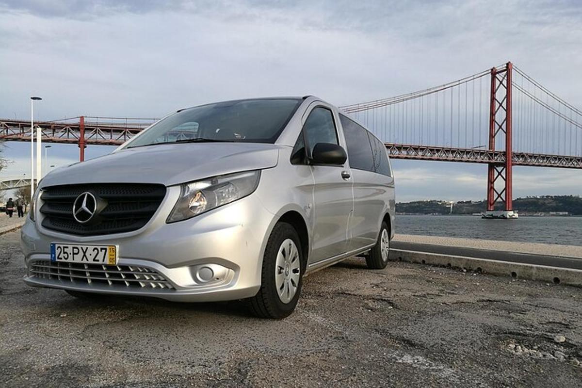 un'auto argentata parcheggiata davanti a un ponte