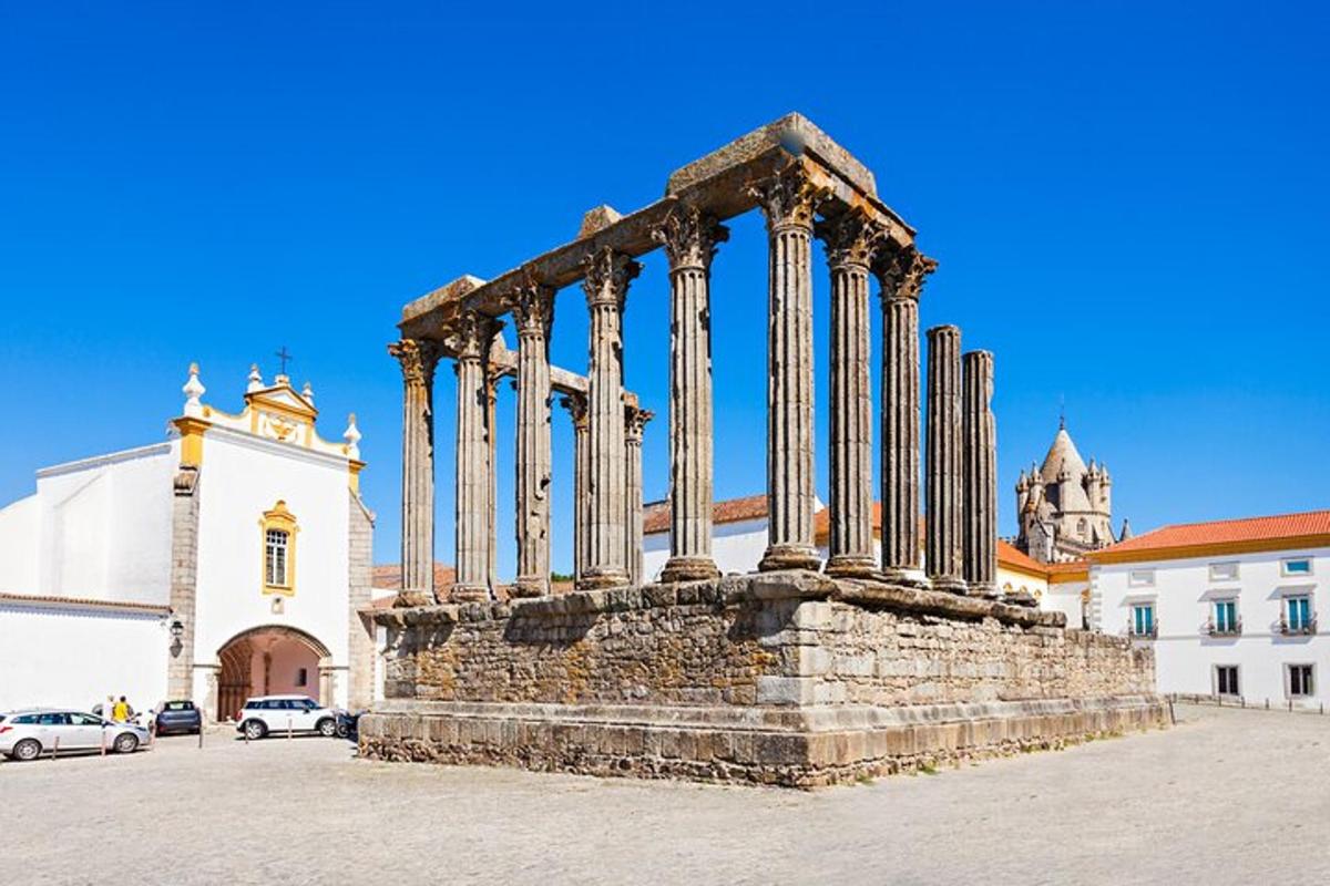 un gruppo di colonne di fronte a un edificio