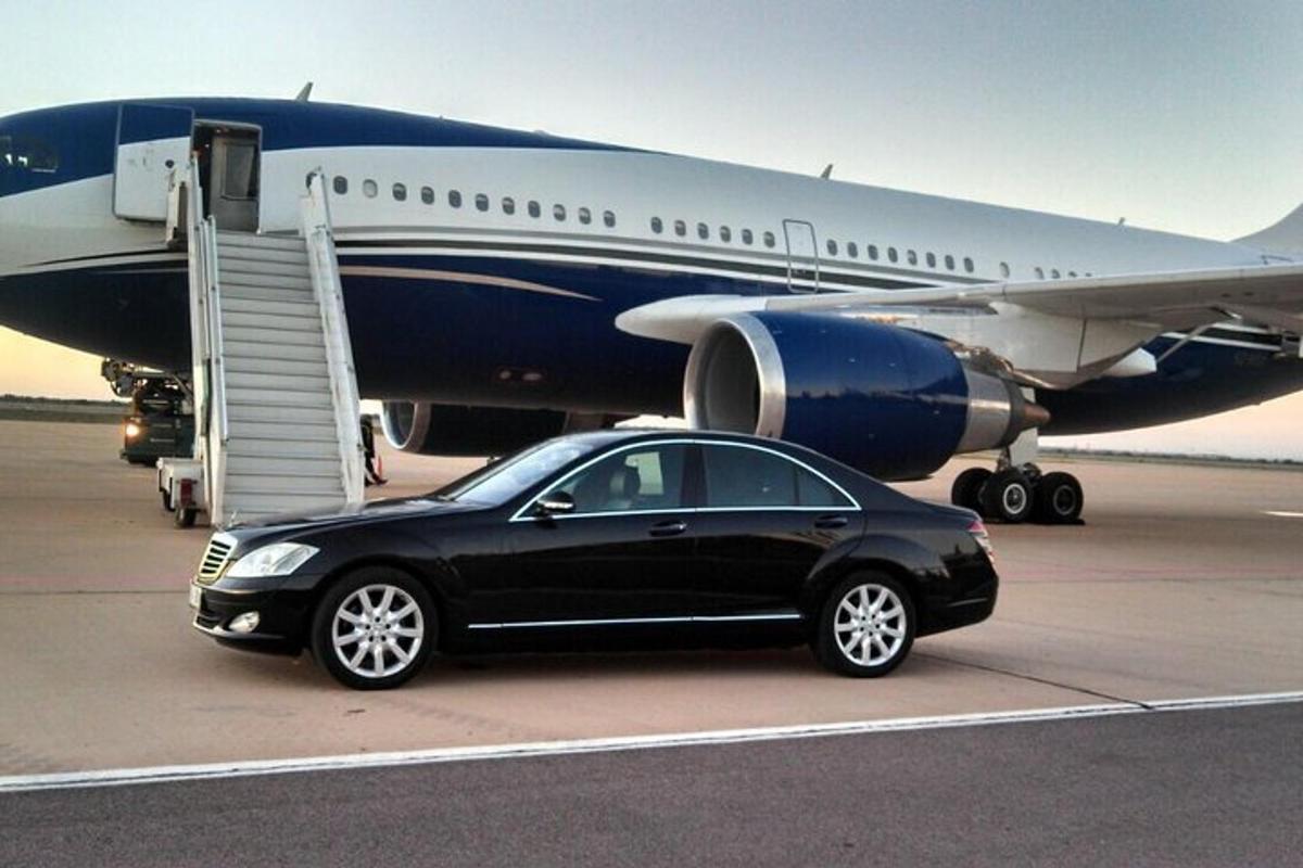 une voiture noire garée devant un avion