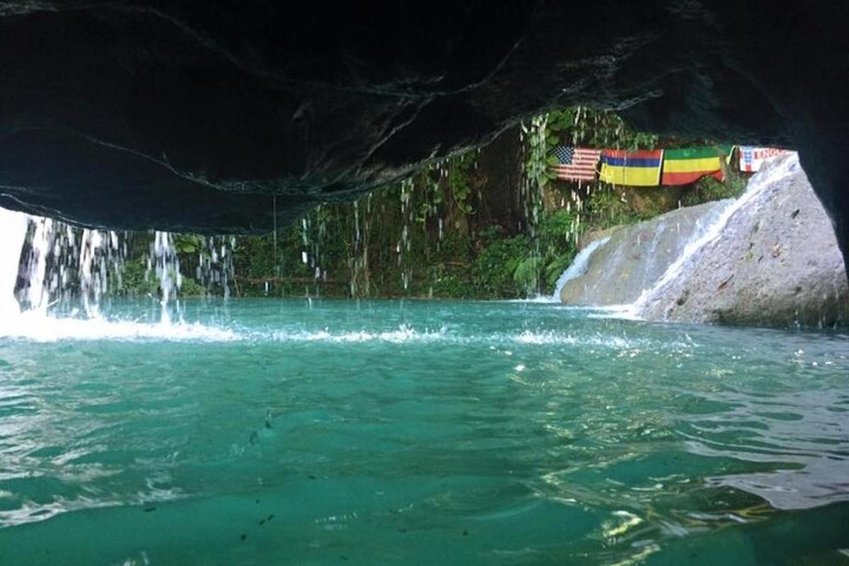 uma vista de um rio debaixo de uma caverna