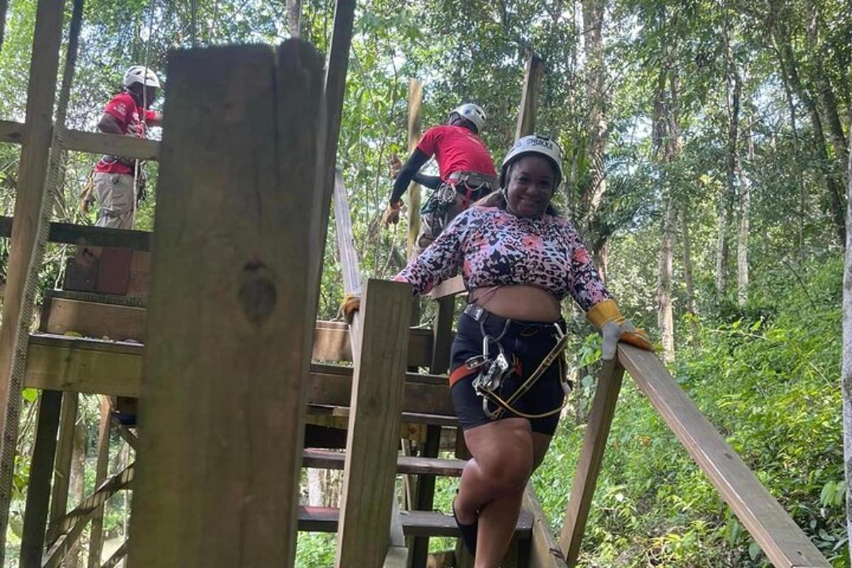 uma mulher em pé no topo de uma casa na árvore