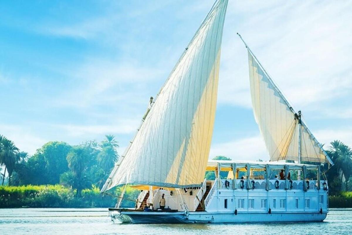 un barco con dos grandes velas en el agua