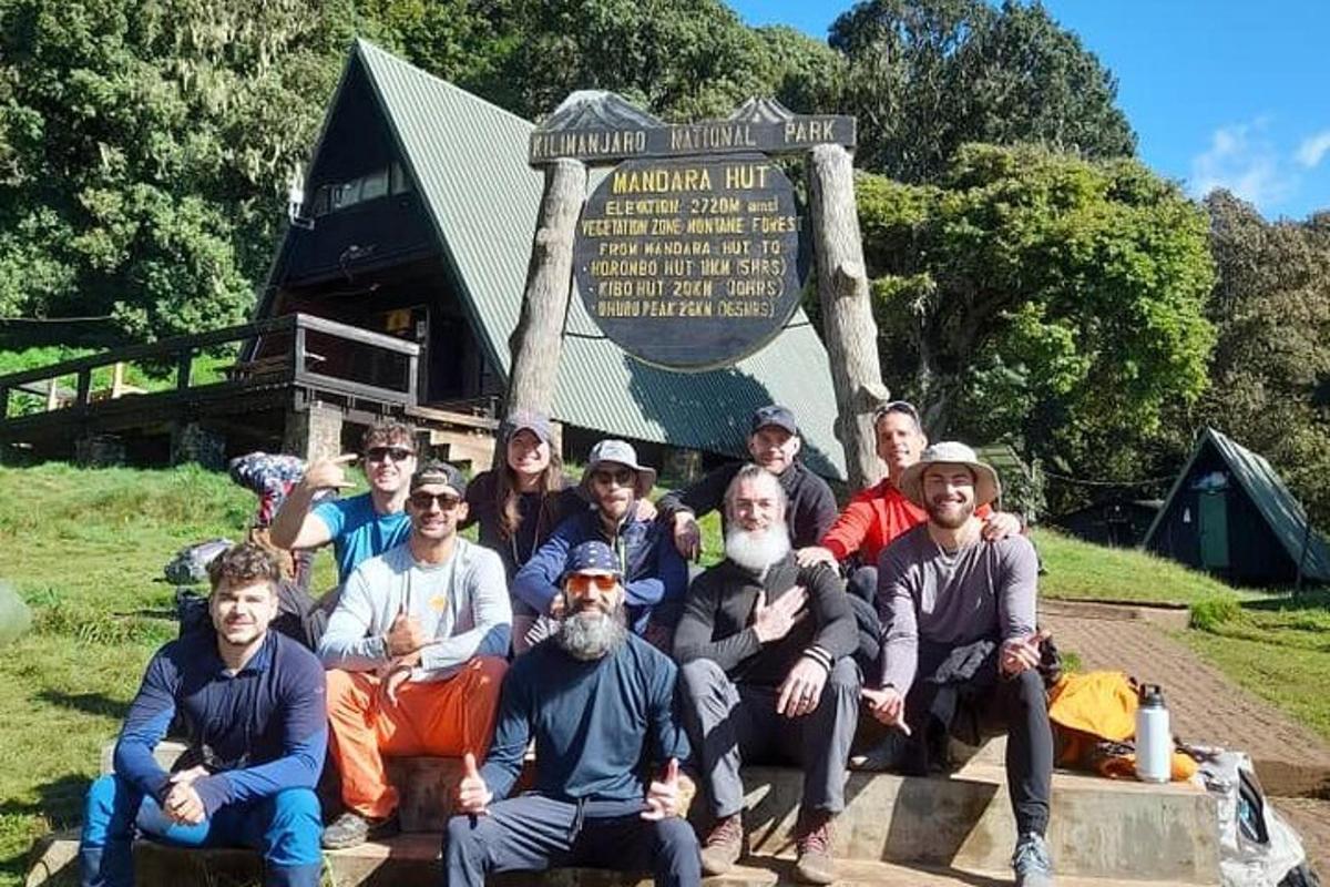 sekumpulan orang bergambar di hadapan papan tanda