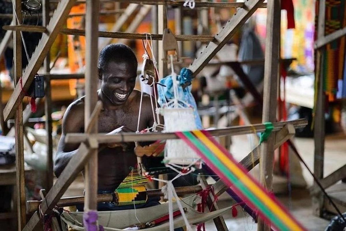 Un niño pequeño jugando con un juguete en una máquina.