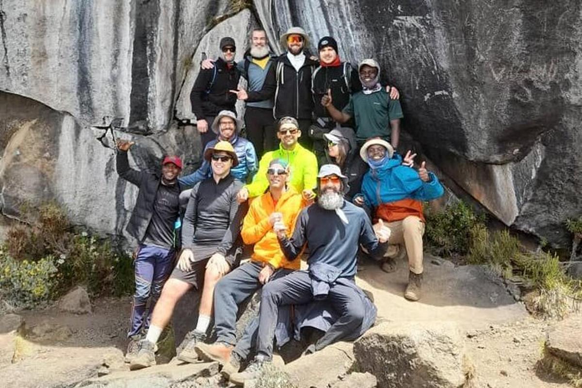 sekumpulan orang bergambar di atas gunung