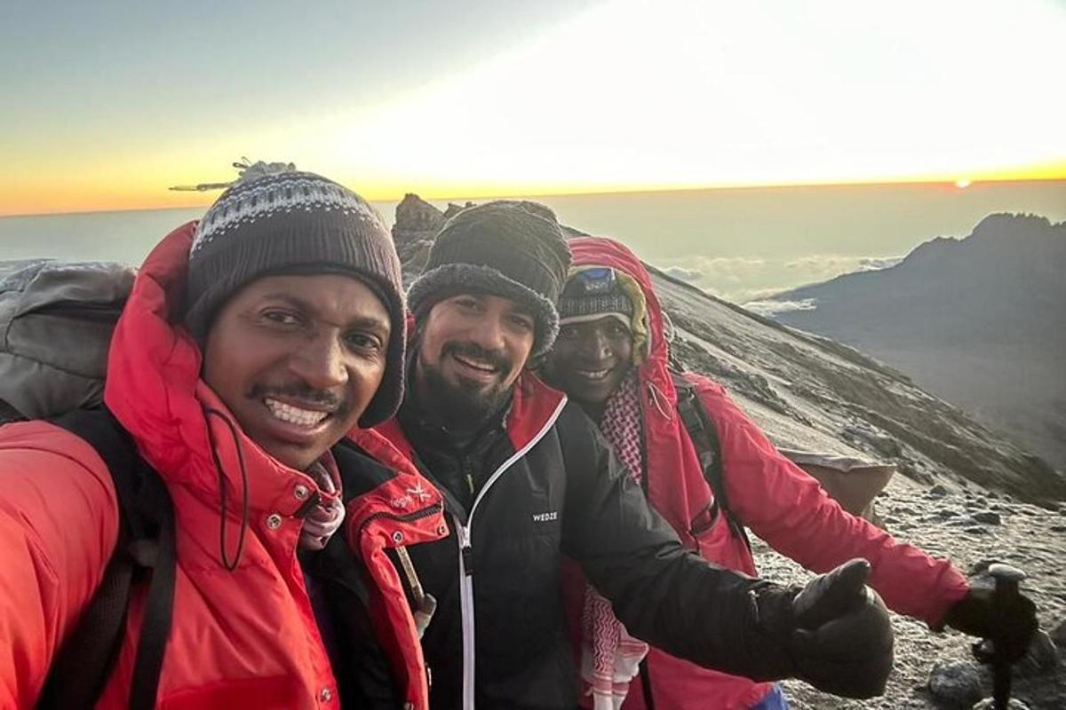 sekumpulan orang berdiri di atas gunung