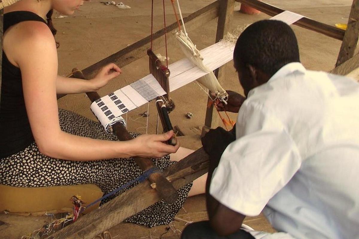 un hombre y una mujer tocando un instrumento musical