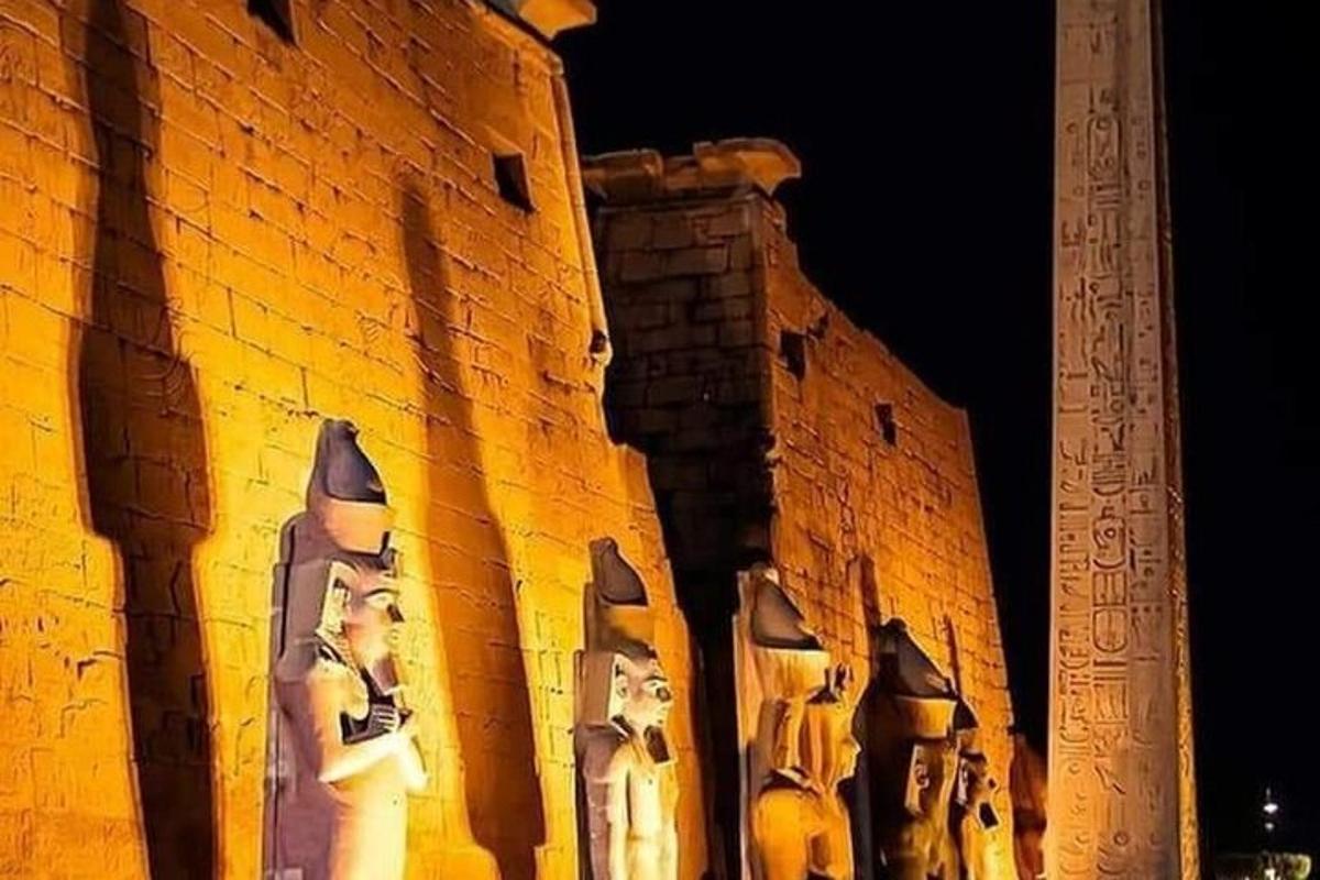 un gruppo di statue sul lato di un edificio