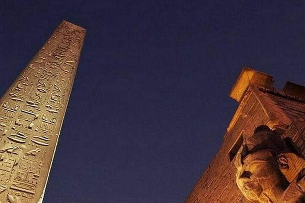 ένα ψηλό κτίριο με ένα άγαλμα μπροστά του