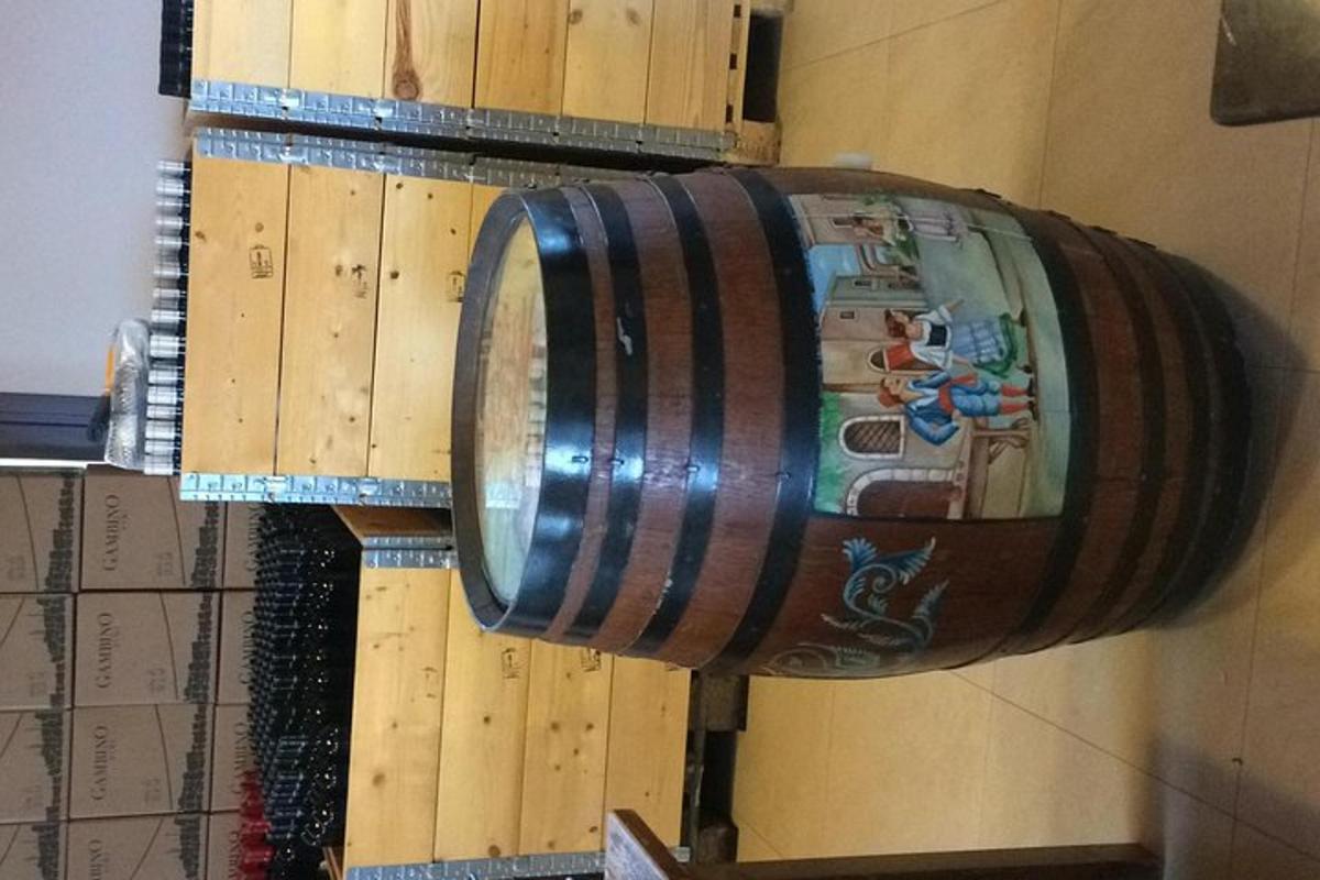 un grande tamburo di legno appeso a una parete