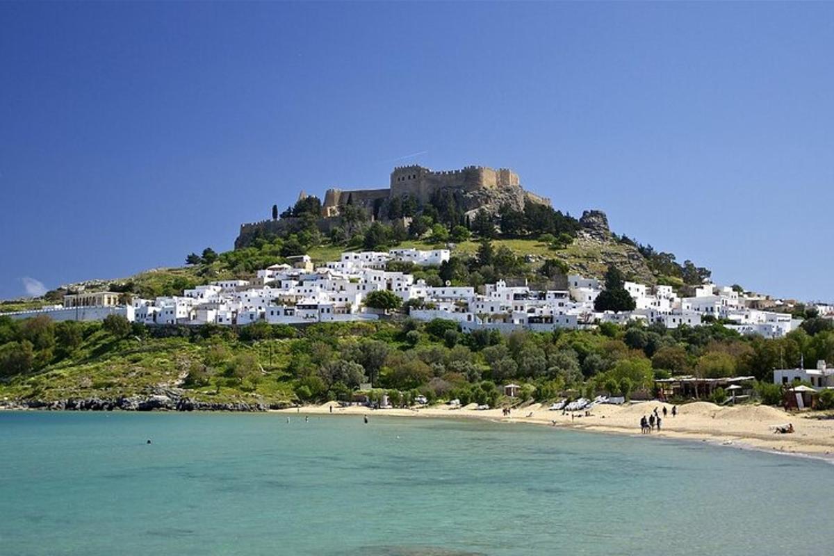 Una vista de una playa con un castillo en una colina.