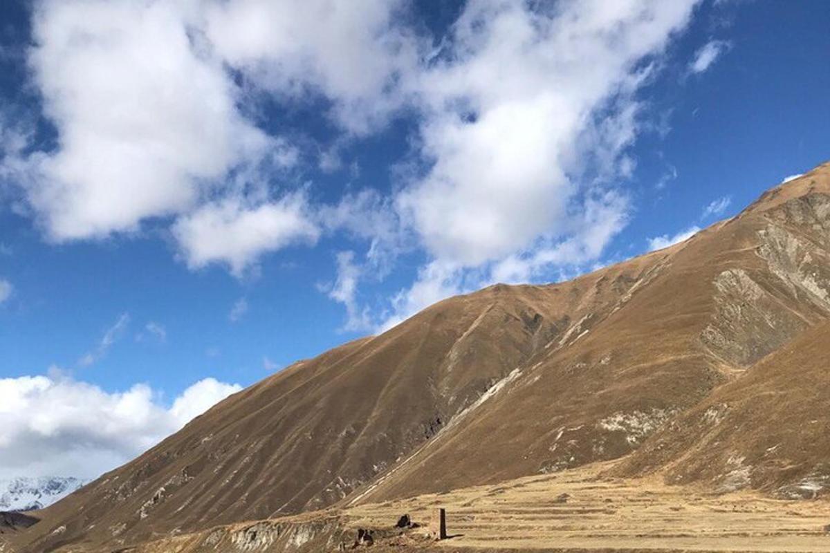 utsikt over et fjell med blå himmel og skyer