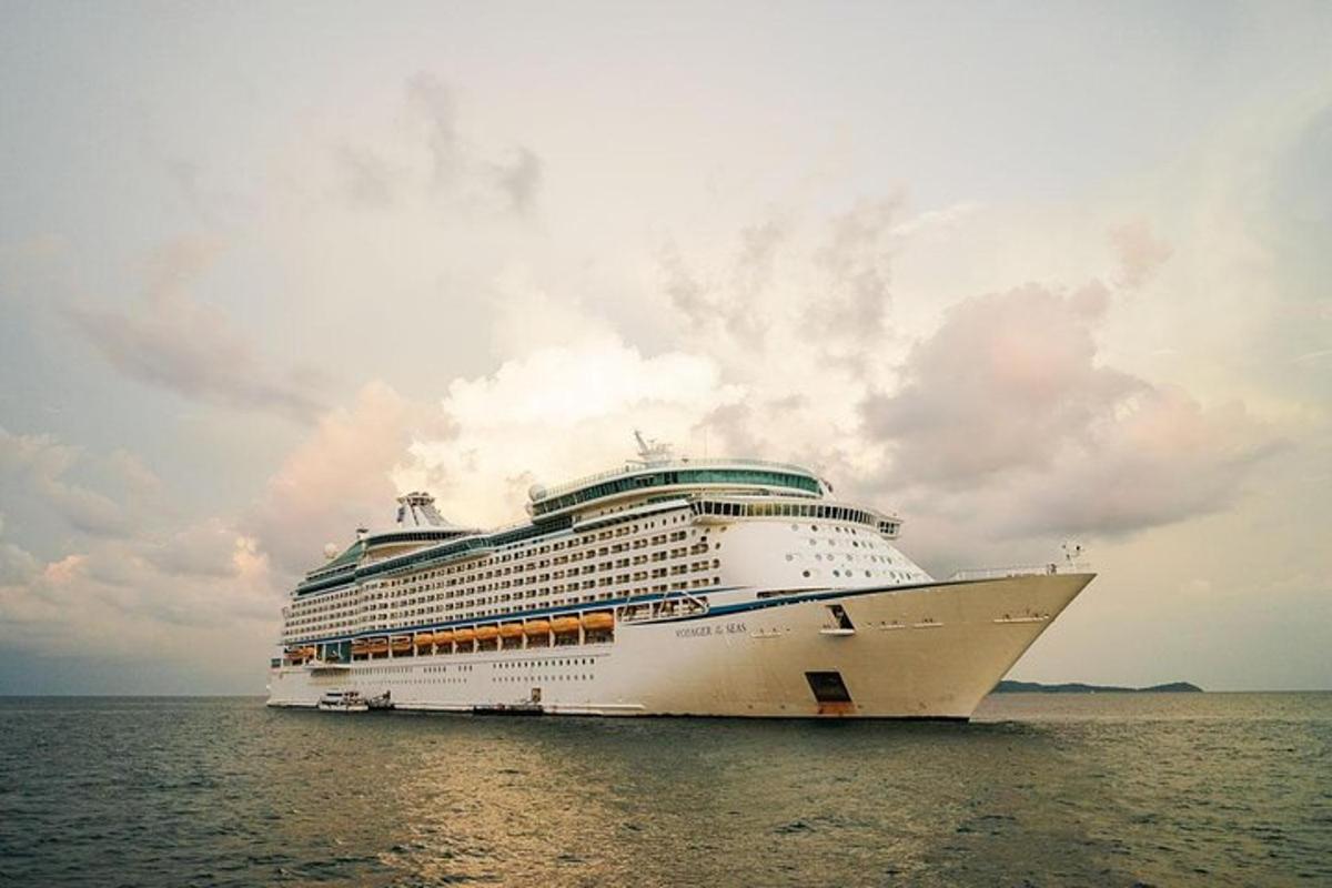 una nave da crociera nell'oceano in una giornata nuvolosa