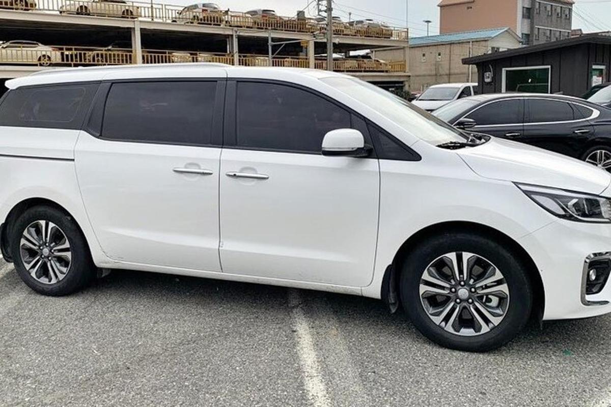 sebuah van putih diletakkan di tempat letak kereta