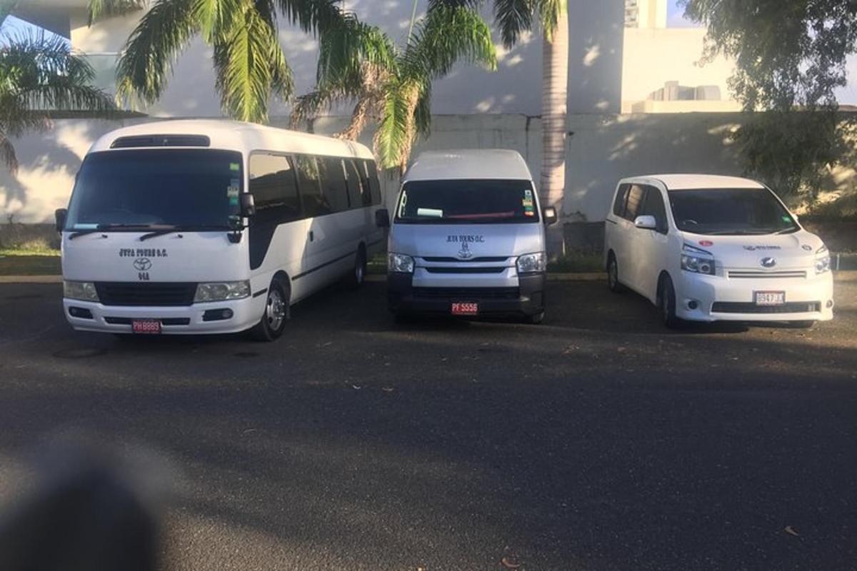 tri kombija i automobil parkirani na parkiralištu