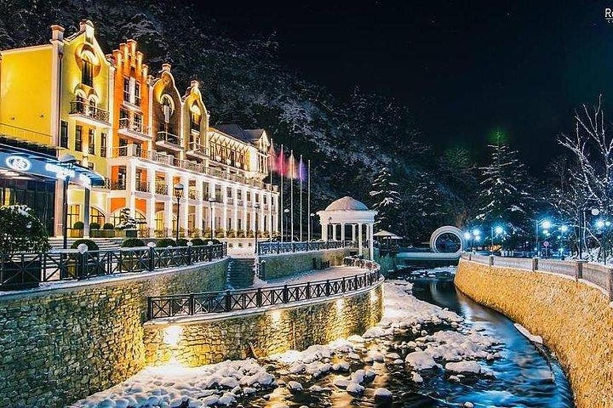 ένα κτίριο με χιόνι στο έδαφος δίπλα σε ένα ποτάμι