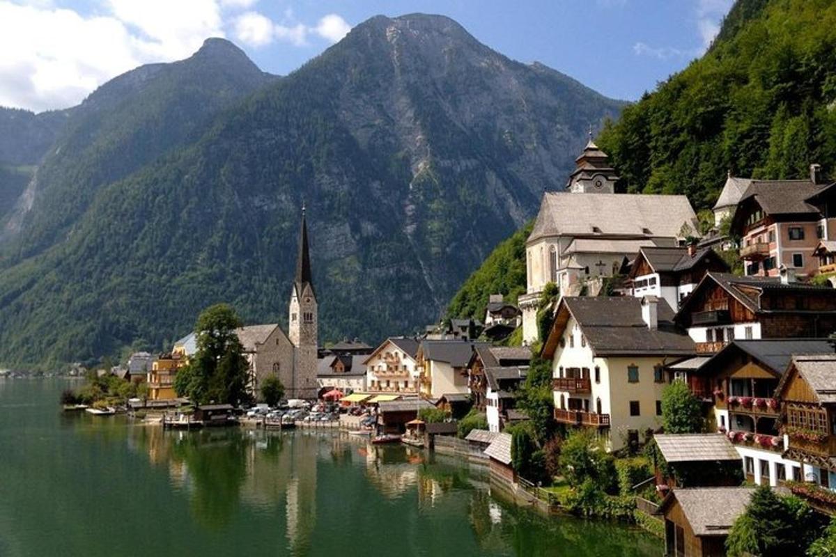 una città su un fiume con le montagne sullo sfondo
