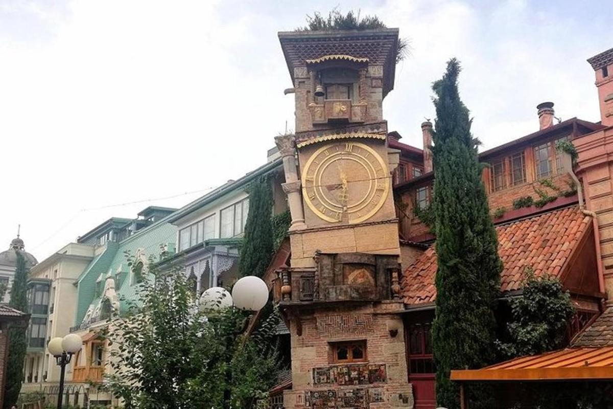ένας πύργος ρολογιού στην πλευρά ενός κτιρίου