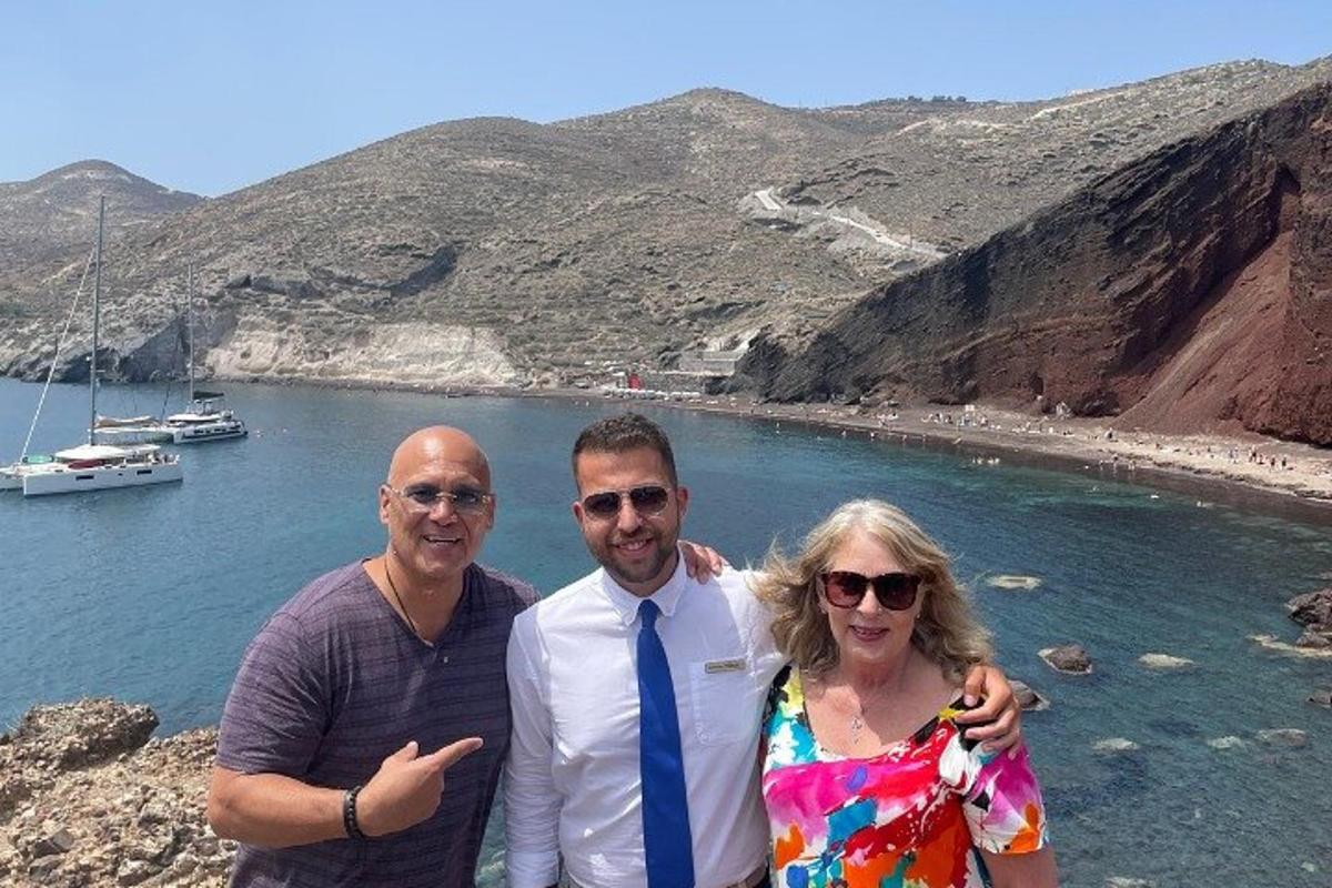 due uomini e una donna in piedi davanti a una spiaggia