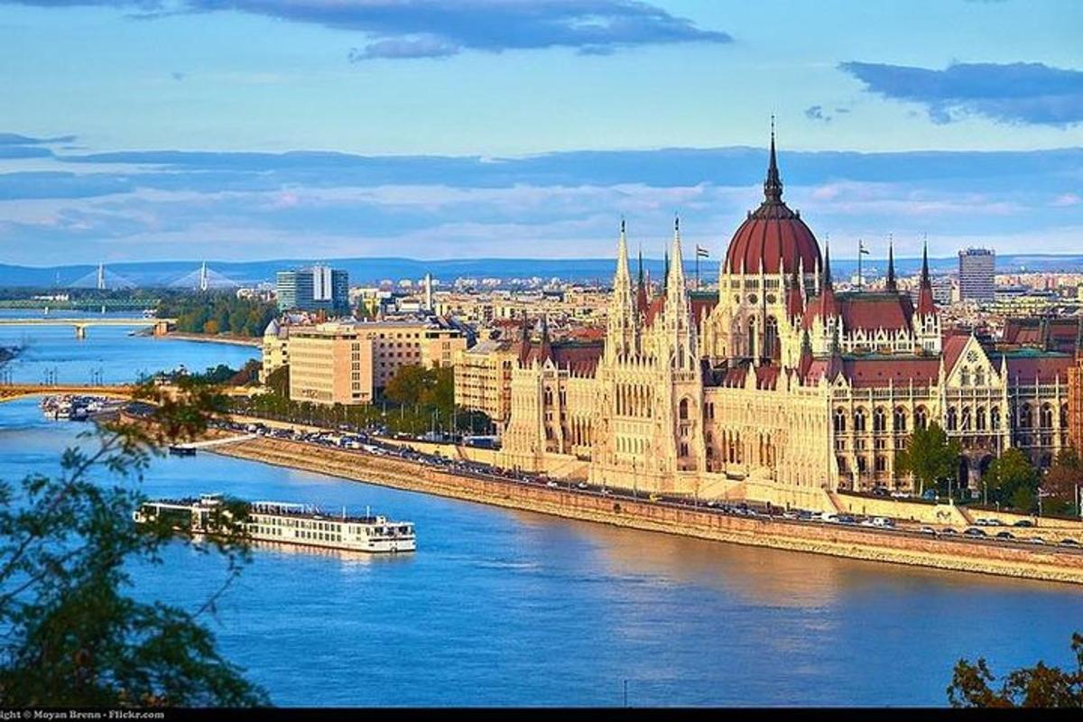 un grande edificio con una torre in cima a un fiume